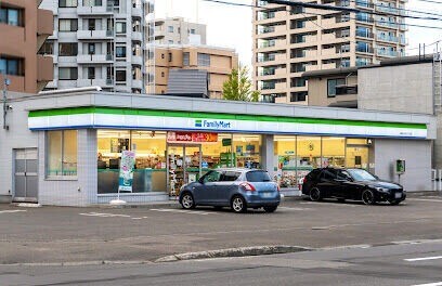 コンビニ　ファミリーマート札幌南5条西20丁目店（コンビニ）まで215m
