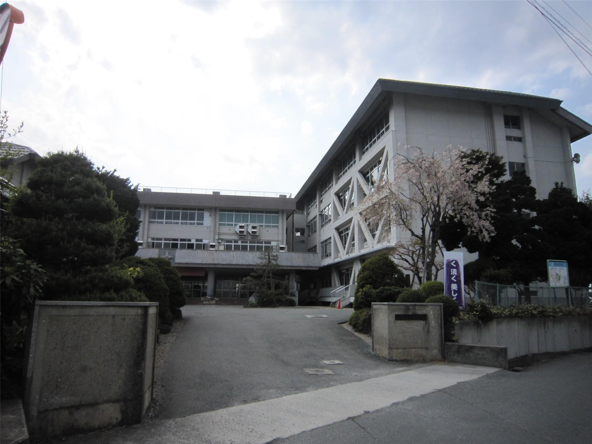 中学校　山形市立第四中学校（中学校）まで2000m