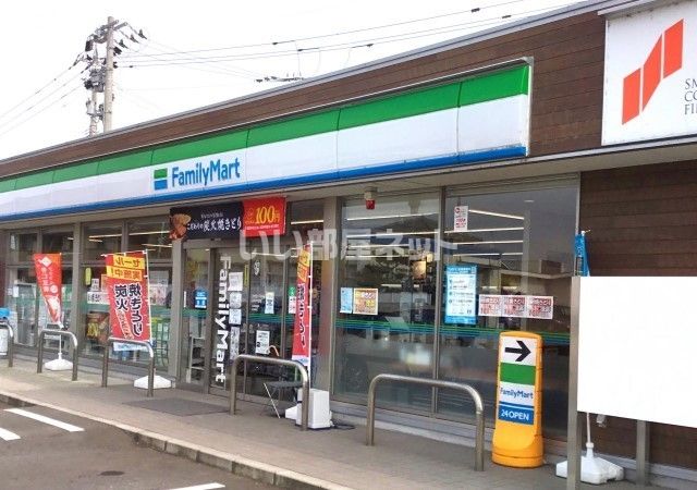 コンビニ　ファミリーマート 小松平面店（コンビニ）まで556m