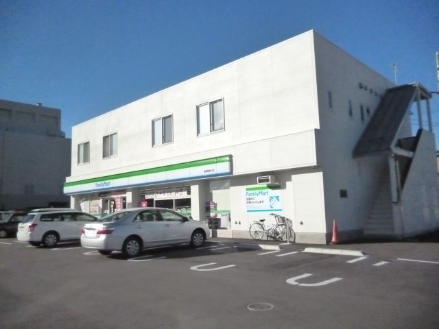 コンビニ　ファミリーマート（コンビニ）まで120m