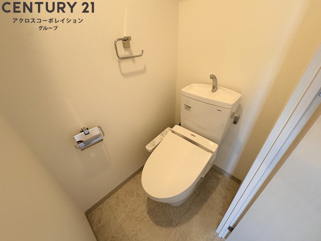 トイレ　温水洗浄便座付きのトイレです♪