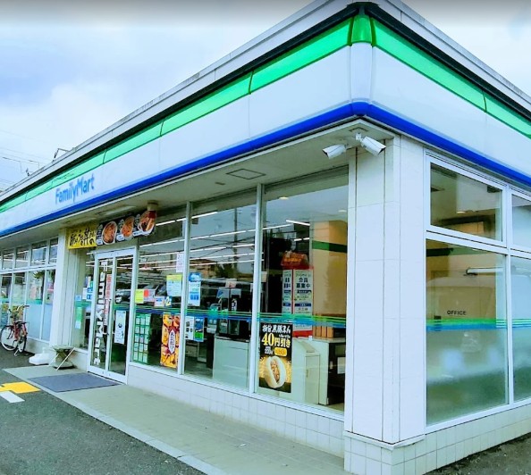 コンビニ　ファミリーマート 坂戸花影町店（コンビニ）まで161m