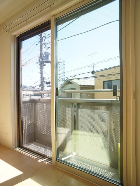 バルコニー　バルコニーがあるので洗濯物を太陽の下で干すことができます♪