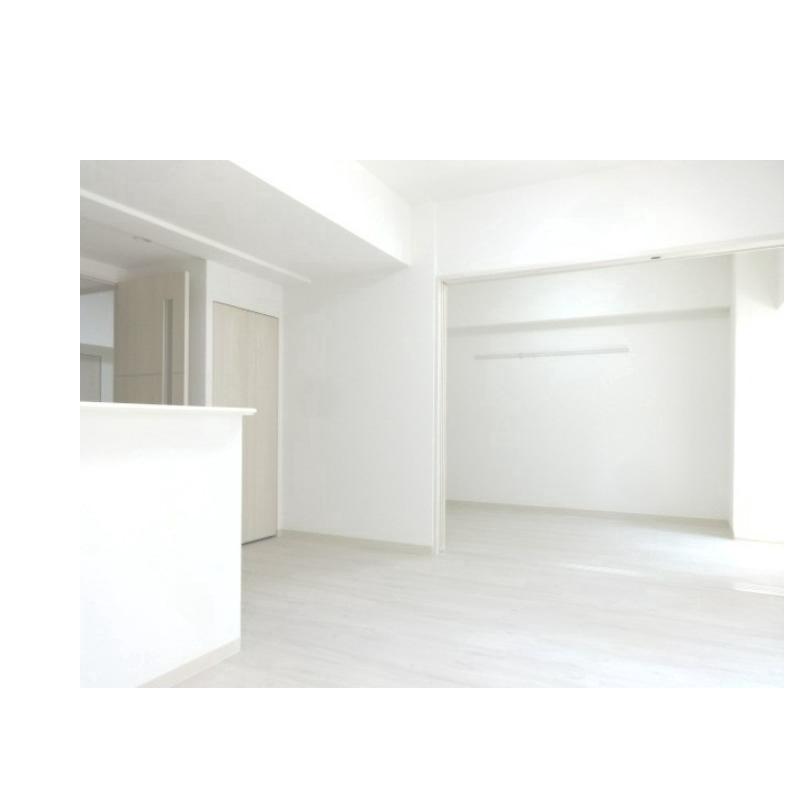 居室・リビング　白を基調にしたお部屋です。