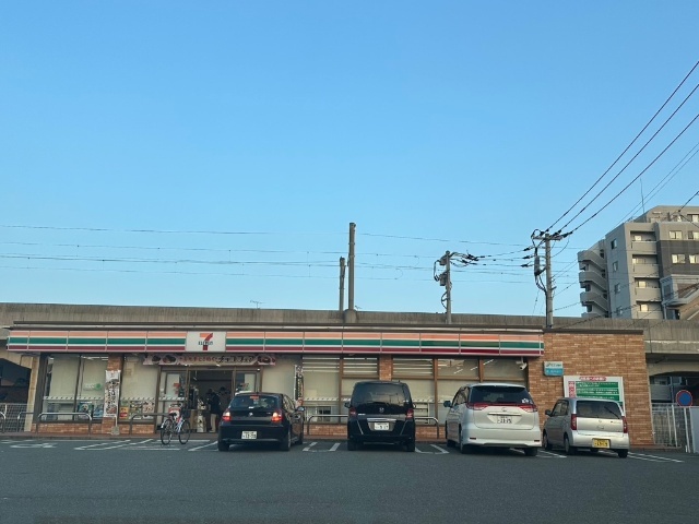 コンビニ　セブンイレブン福岡箱崎６丁目店（コンビニ）まで230m