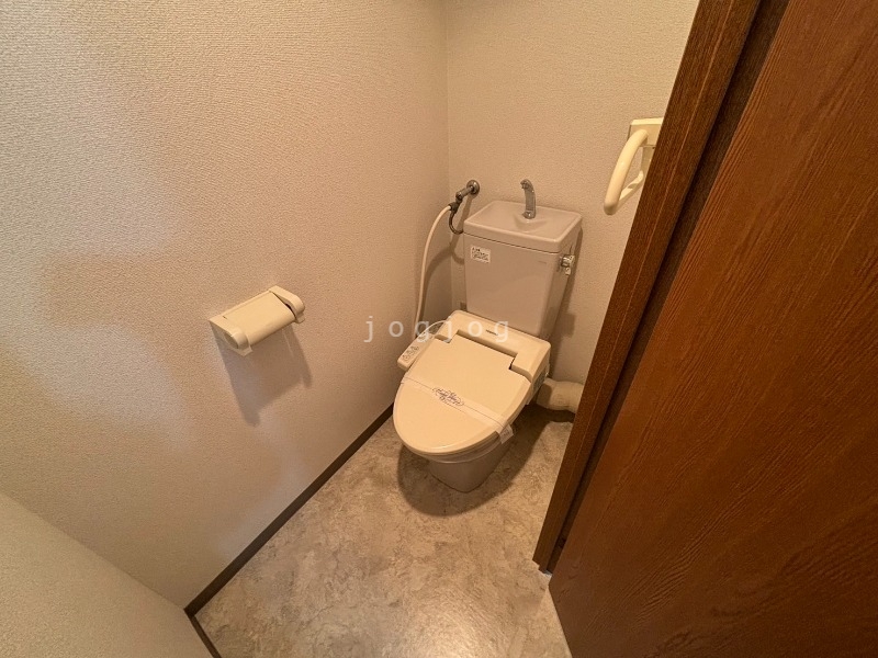 トイレ　嬉しい温水洗浄便座付きのトイレです。
