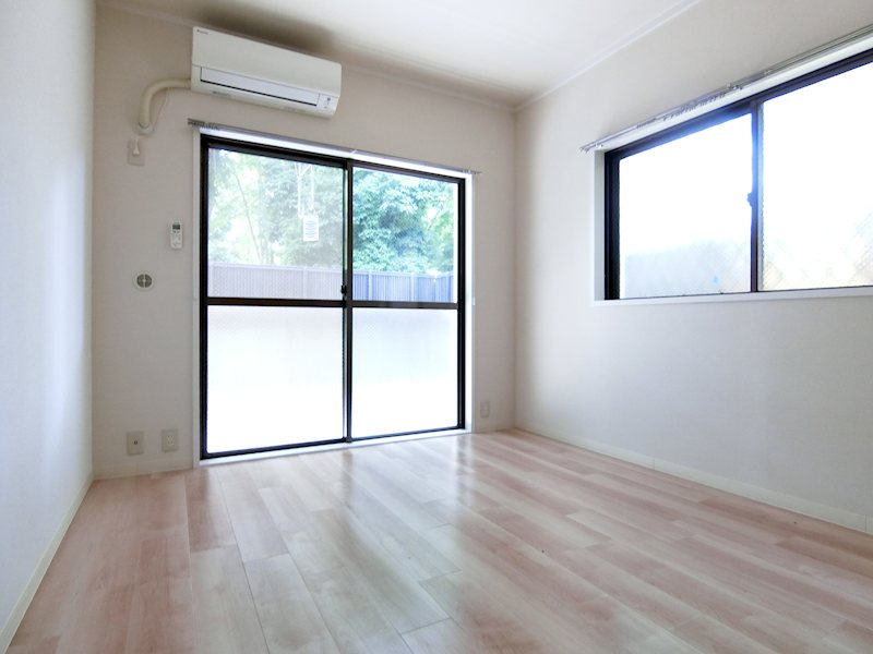 その他部屋・スペース　洋室６帖　２面採光で明るいです！