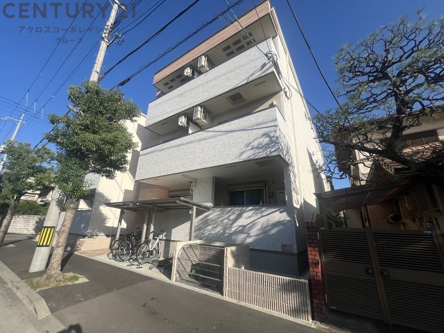 建物外観　オートロック付きで外部からの出入りが簡単にできない為安心です