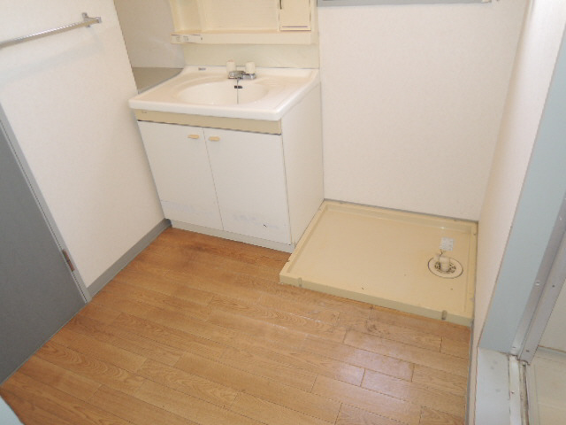 洗面設備　この写真は同マンションの他のお部屋のものです