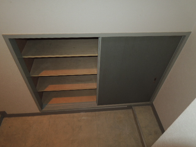 玄関　この写真は同マンションの他のお部屋のものです
