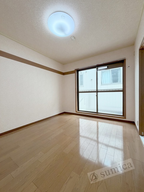 その他設備　内装は落ち着いています。おおきな窓で明るさを演出。