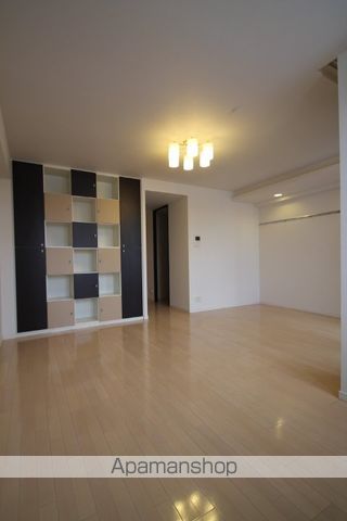 プライムアーバン堺筋本町の居間写真