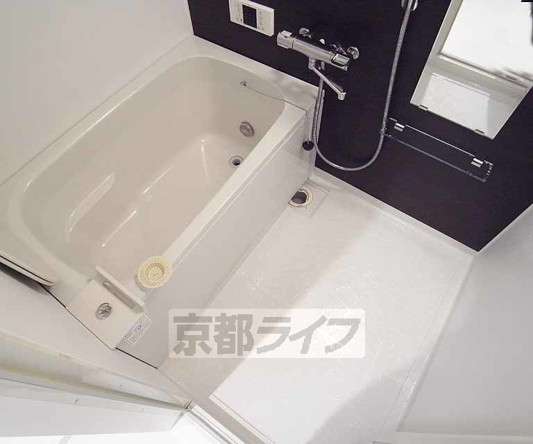 バス・シャワールーム　清潔感のあるお風呂です