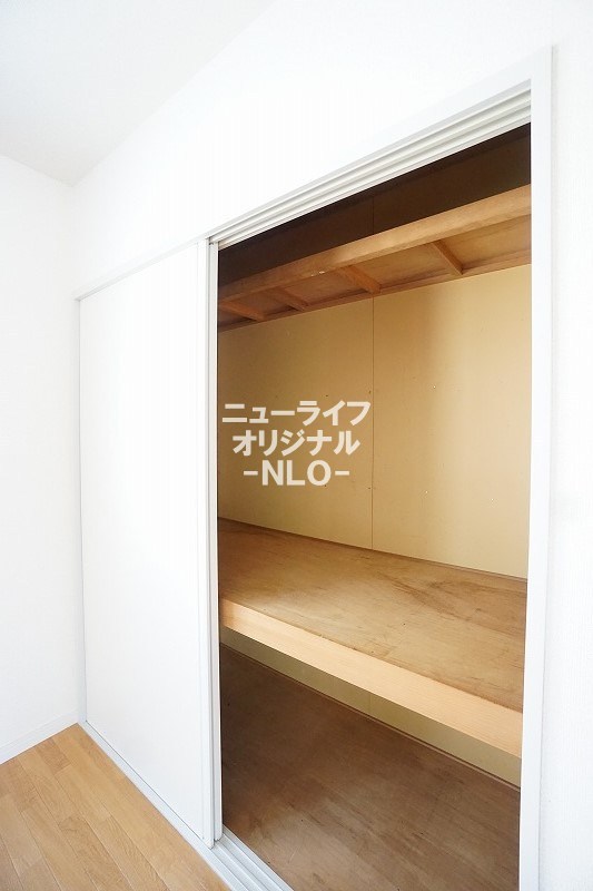 収納　奥行きがある押入は、寝具や日用品などを収納出来ます。
