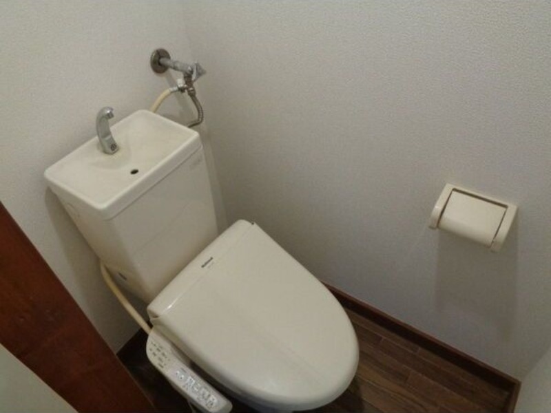 地下鉄東西線 発寒南駅 徒歩28分 2階建 築55年のトイレ写真