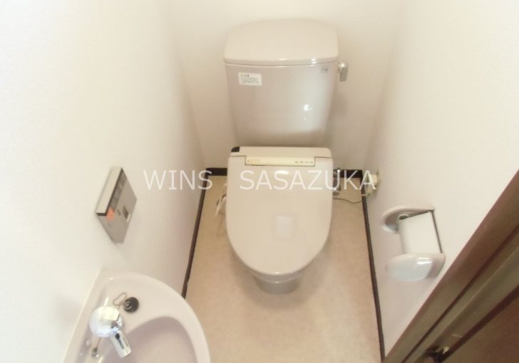 京王線 明大前駅 徒歩4分 3階建 築26年のトイレ写真