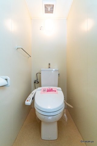 トイレ　トイレ　ウォシュレット付きです。