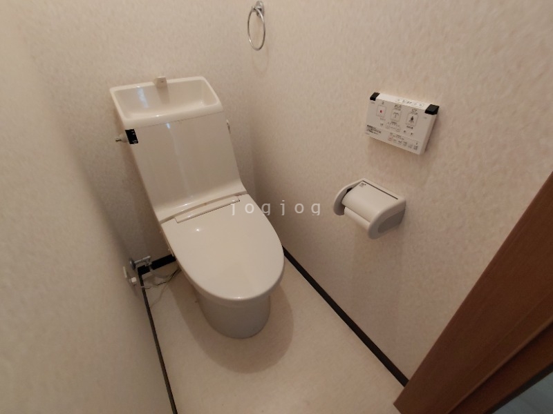 トイレ　嬉しい温水洗浄便座付きのトイレです。