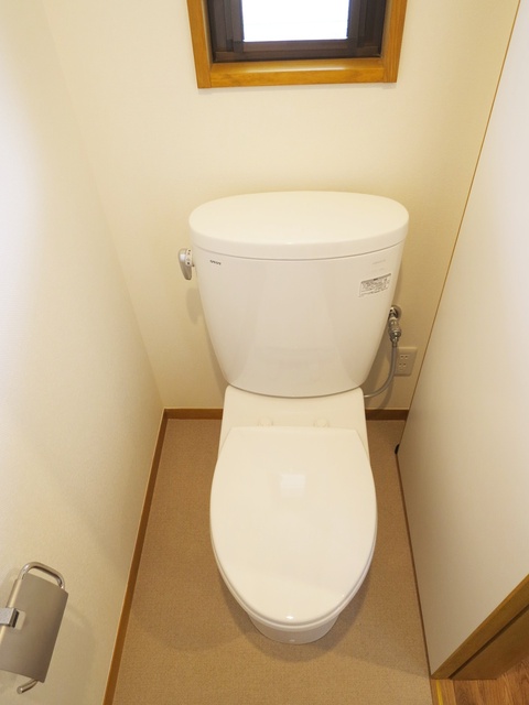 トイレ　窓有りのトイレです♪