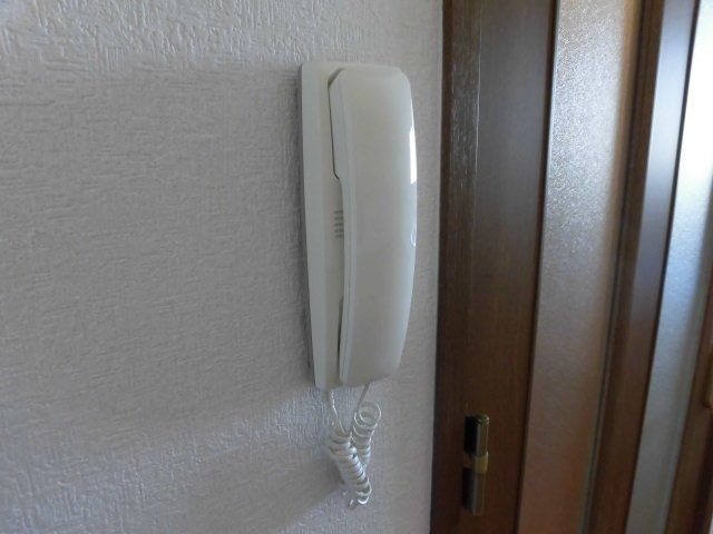 セキュリティ　室内にインターホンがあるので来客時も安．．．