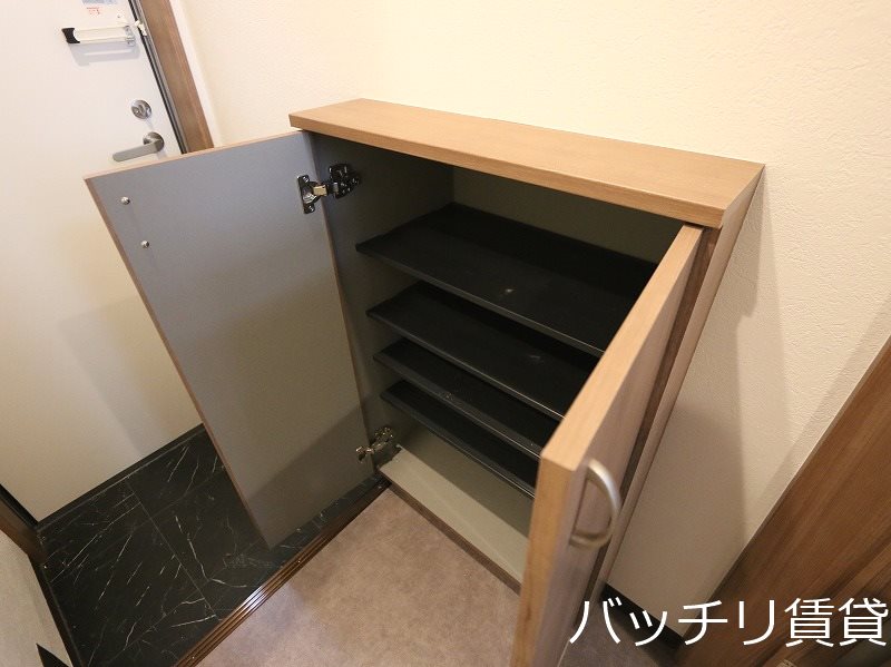 玄関　画像は同型イメージの為、現況を優先いたします。