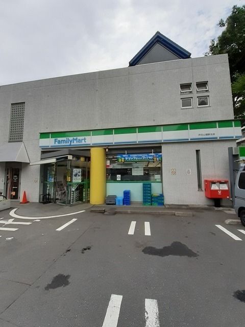 コンビニ　ファミリーマート（コンビニ）まで300m