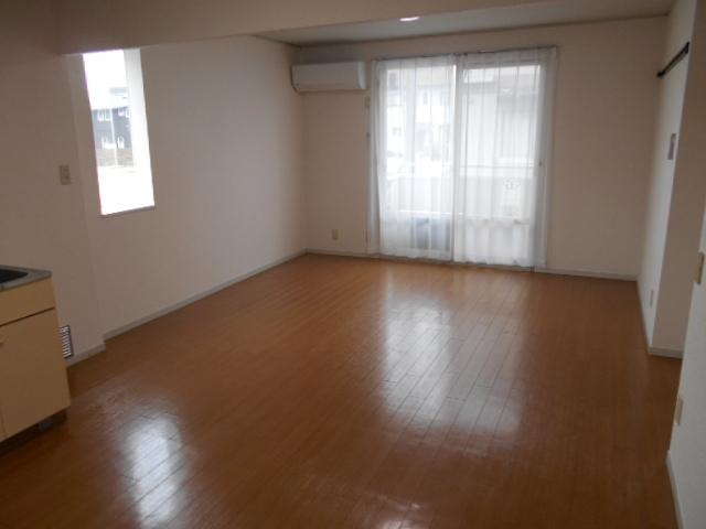 居室・リビング　明るくキレイなお部屋です