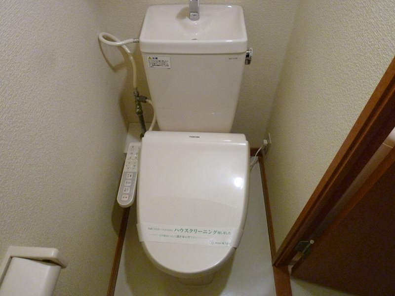 トイレ　※写真は別号室です。