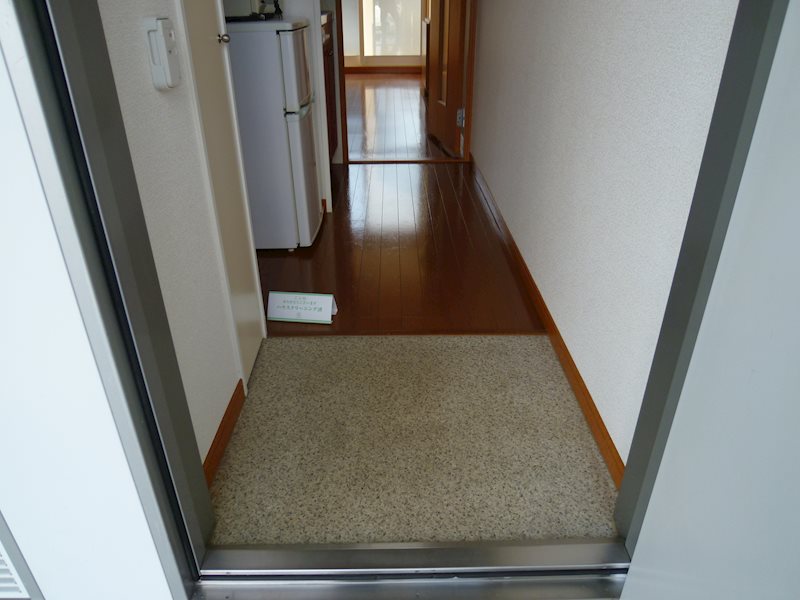 玄関　※写真は別号室です。