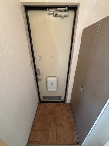 玄関　※同物件・反転タイプの写真です。
