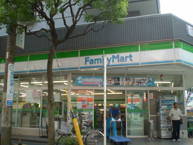 コンビニ　ファミリーマート（コンビニ）まで240m