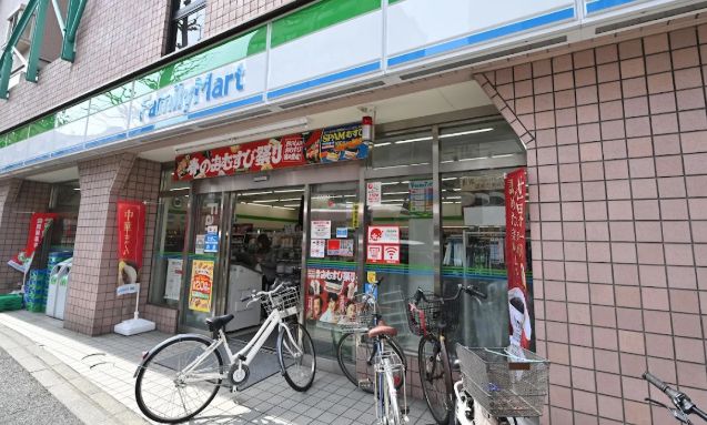 コンビニ　ファミリーマート 神田佐久間町店（コンビニ）まで178m
