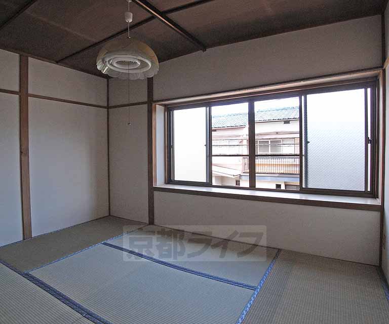 居室・リビング　２階の６帖和室です。