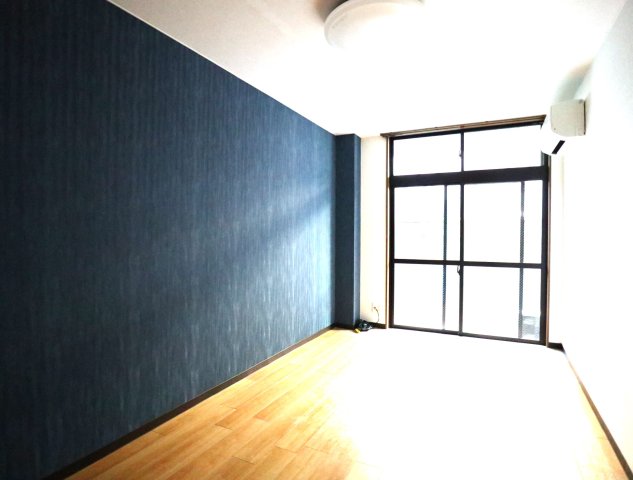 居室・リビング　落ち着いた色調の洋室です