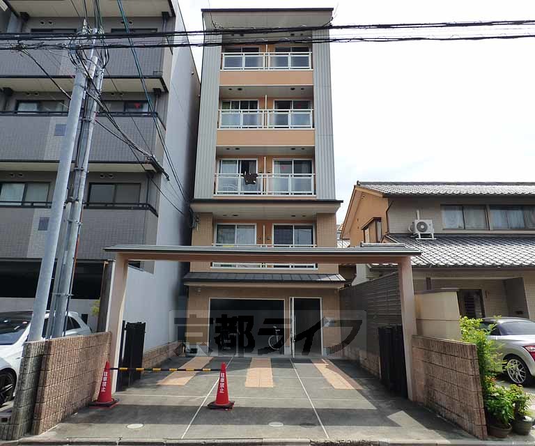 京都市上京区中猪熊町のマンションの建物外観