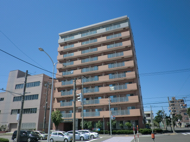札幌市東区北十五条東のマンションの建物外観