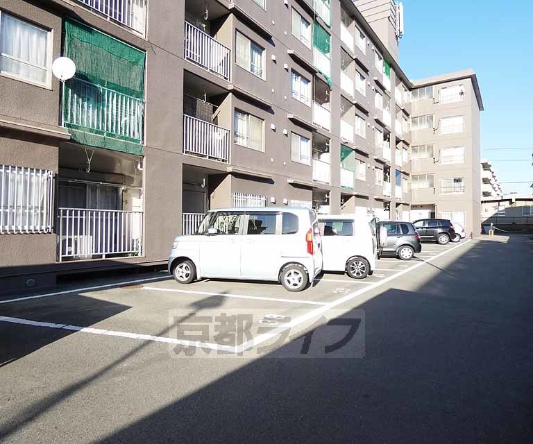 【京都市伏見区深草池ノ内町のマンションの駐車場】