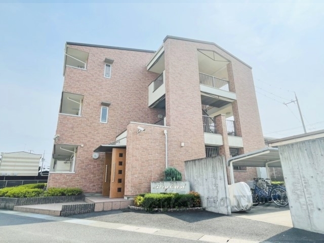 京田辺市東古森のマンションの建物外観