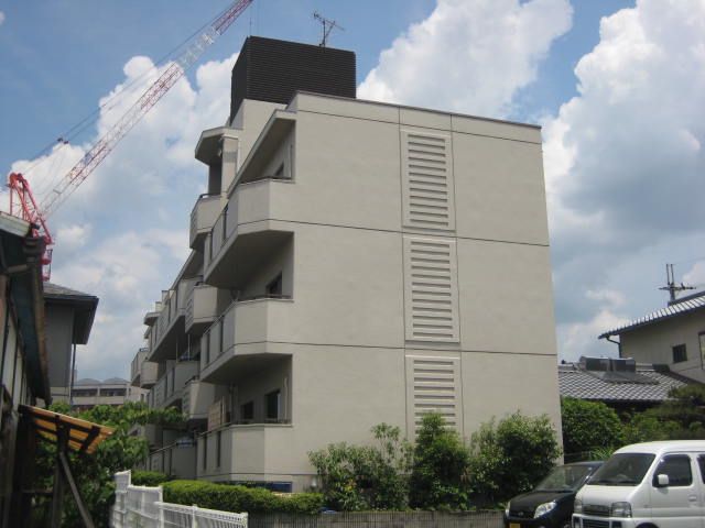 京都市西京区大枝中山町のマンションの建物外観