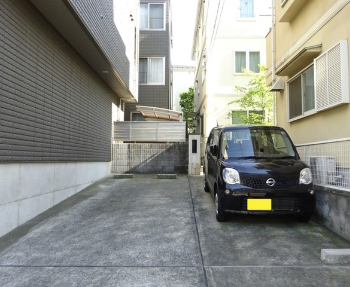 【キャトルセゾン　あざみ野の駐車場】