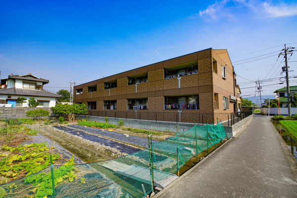 【岡山市中区高屋のアパートの建物外観】