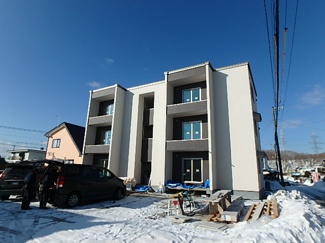 苫小牧市豊川町のアパートの建物外観