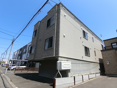 札幌市厚別区厚別西二条のアパートの建物外観