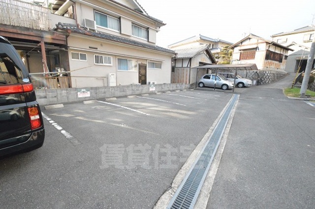 【枚方市山之上のアパートの駐車場】