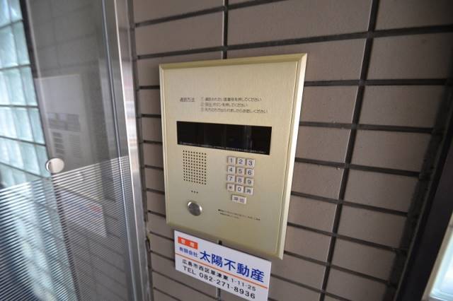 【広島市西区草津新町のマンションのエントランス】