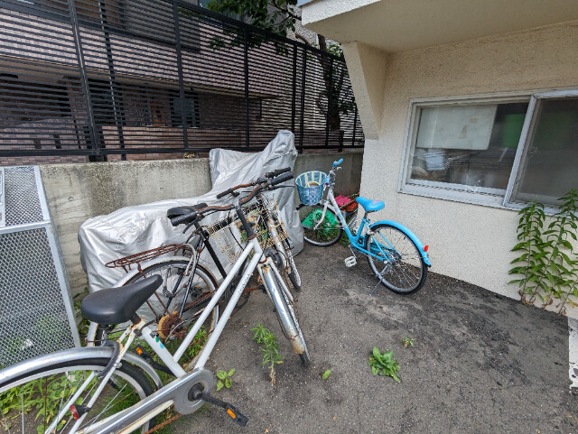 【札幌市西区八軒八条東のアパートの駐車場】