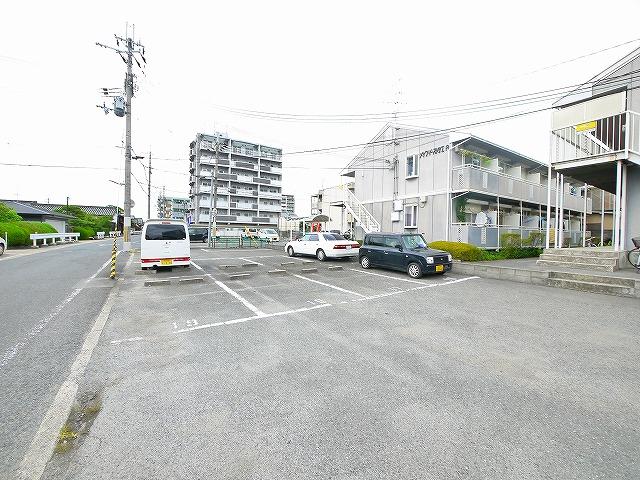 【天理市田井庄町のアパートの駐車場】