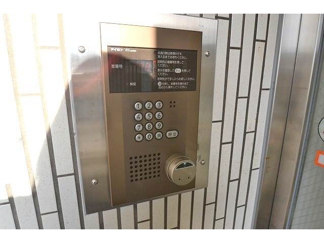 【広島市安佐南区東原のマンションのエントランス】