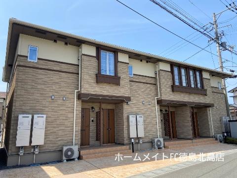 板野郡藍住町東中富のアパートの建物外観