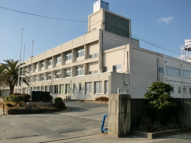 中学校　浅口市立鴨方中学校（中学校）まで930m